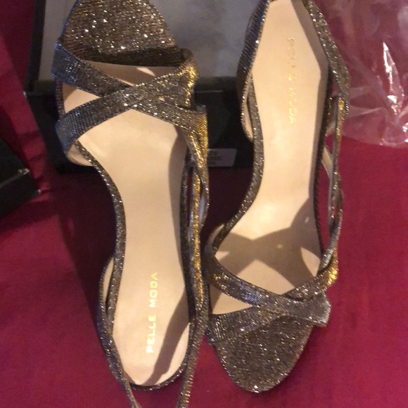 Pelle Moda two-tone fabric. Worn once - Picture 1 of 4